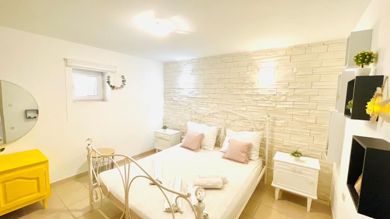 Colorful And Happy Apartment Sukosan - With Parking 外观 照片